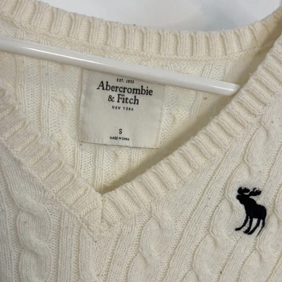 Abercrombie & Fitch cable knit vneck sweater - Picture 4 of 13